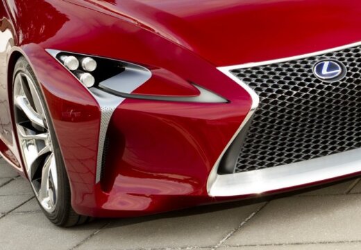 Lexus готовится к премьере флагманской модели LS